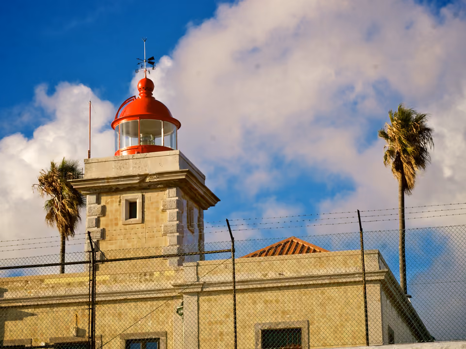 Farol da Ponta da Piedade, com lanterna vermelha, em Lagos