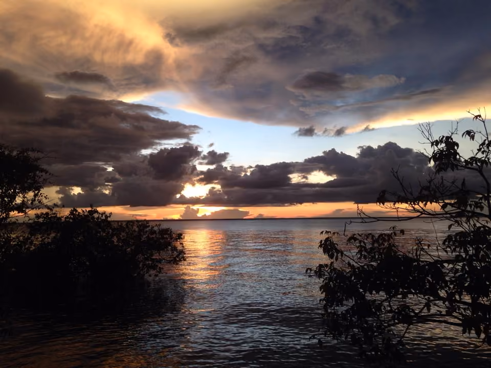 Pôr do sol sobre um rio da Amazônia, imagem ilustrativa — não fotografada no Rio Tapajós