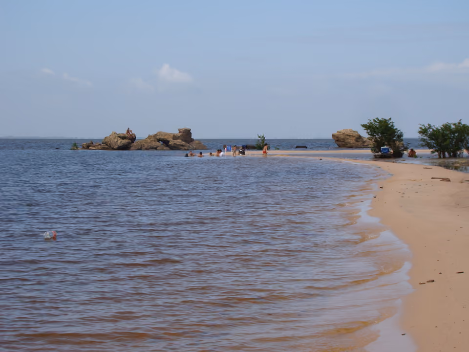 Formação rochosa e praia de areia na Ponta de Pedras, às margens do Rio Tapajós