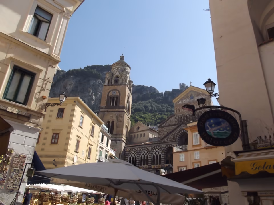 Torre sineira e fachada do Duomo di Sant'Andrea vistas da Piazza del Duomo, Amalfi, Itália