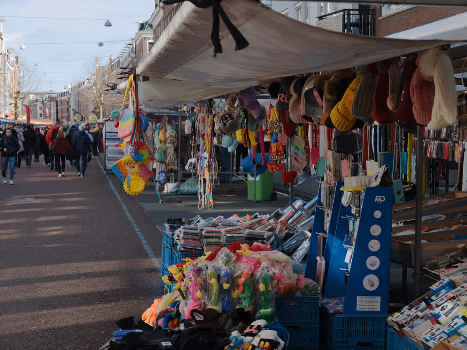 Barracas coloridas e movimentadas do mercado de rua Albert Cuyp em Amsterdã, com frutas, queijos e comida de rua à venda
