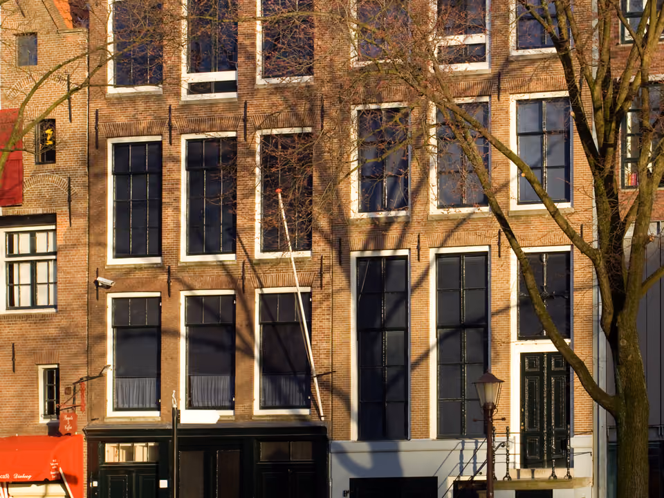 Fachada da Casa de Anne Frank em Amsterdã, o prédio de tijolos à beira do canal Prinsengracht onde a família Frank se escondeu