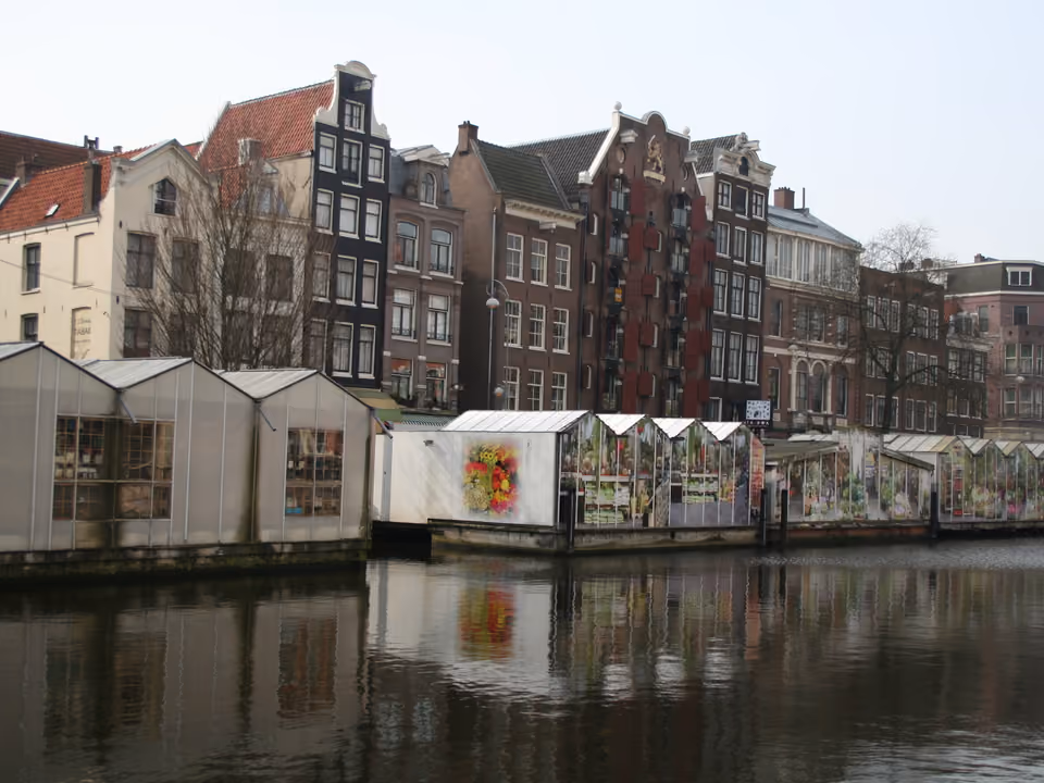 Barracas do Bloemenmarkt em Amsterdã com tulipas coloridas e bulbos de flores à venda às margens do canal Singel