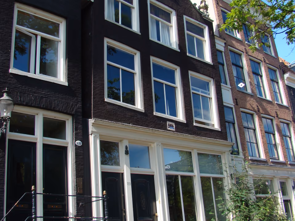Fachada de casas históricas de tijolo no Brouwersgracht, um dos canais do bairro Jordaan em Amsterdã