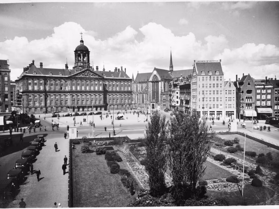 Praça Dam em Amsterdã com o Palácio Real ao fundo e o Monumento Nacional em primeiro plano