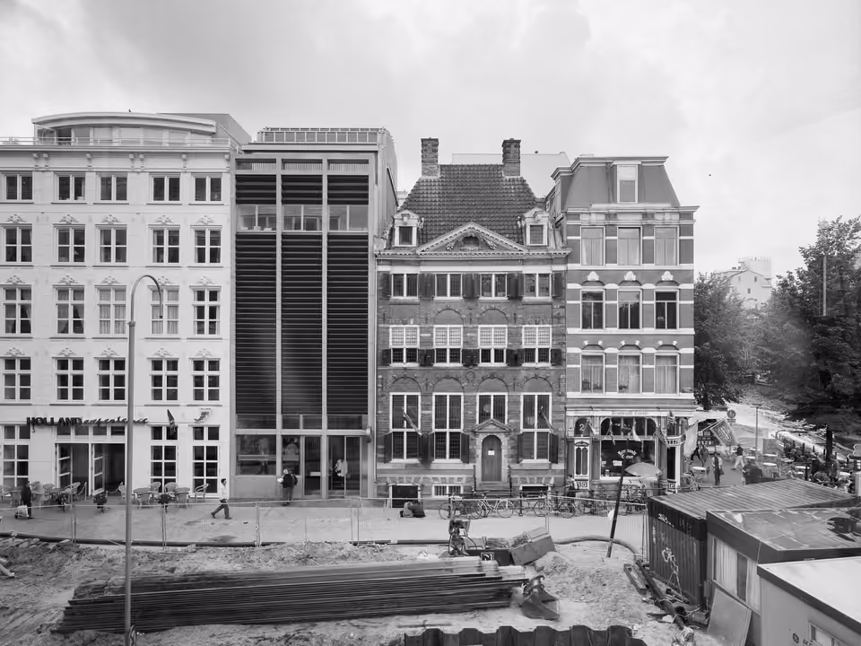 Fachada da Casa-Museu Rembrandt em Amsterdã, o prédio histórico de tijolos onde o pintor viveu e trabalhou no século XVII