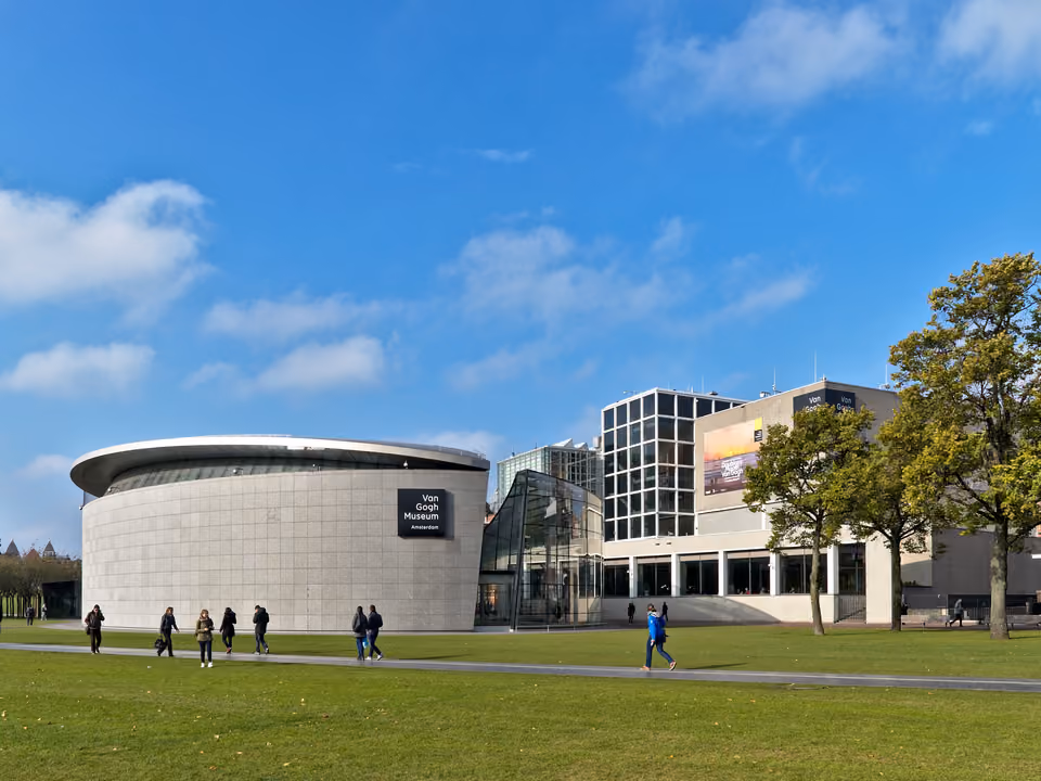 Fachada moderna do Museu Van Gogh em Amsterdã, na Praça dos Museus, com o prédio geométrico de vidro e concreto