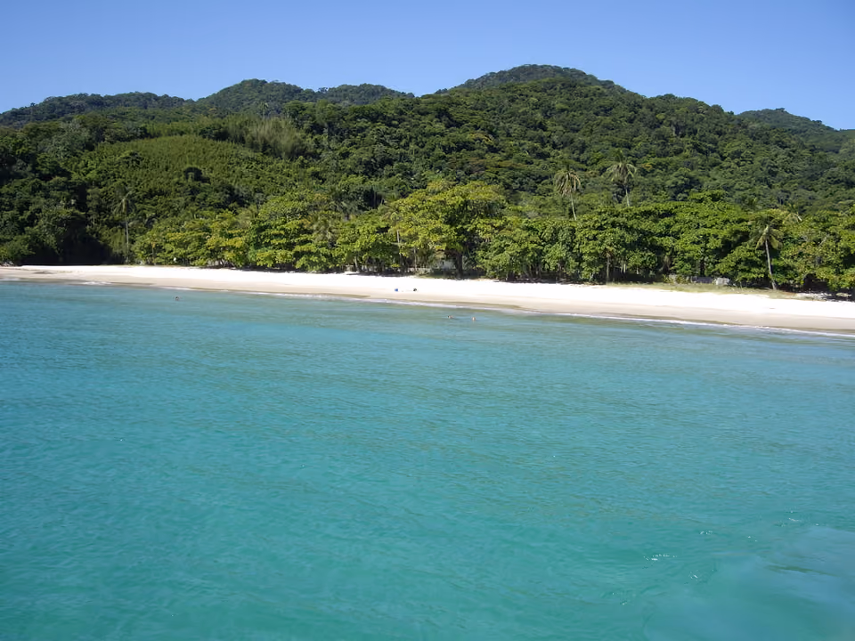 Praia de Lopes Mendes com areia branca e mar turquesa, Ilha Grande, Angra dos Reis
