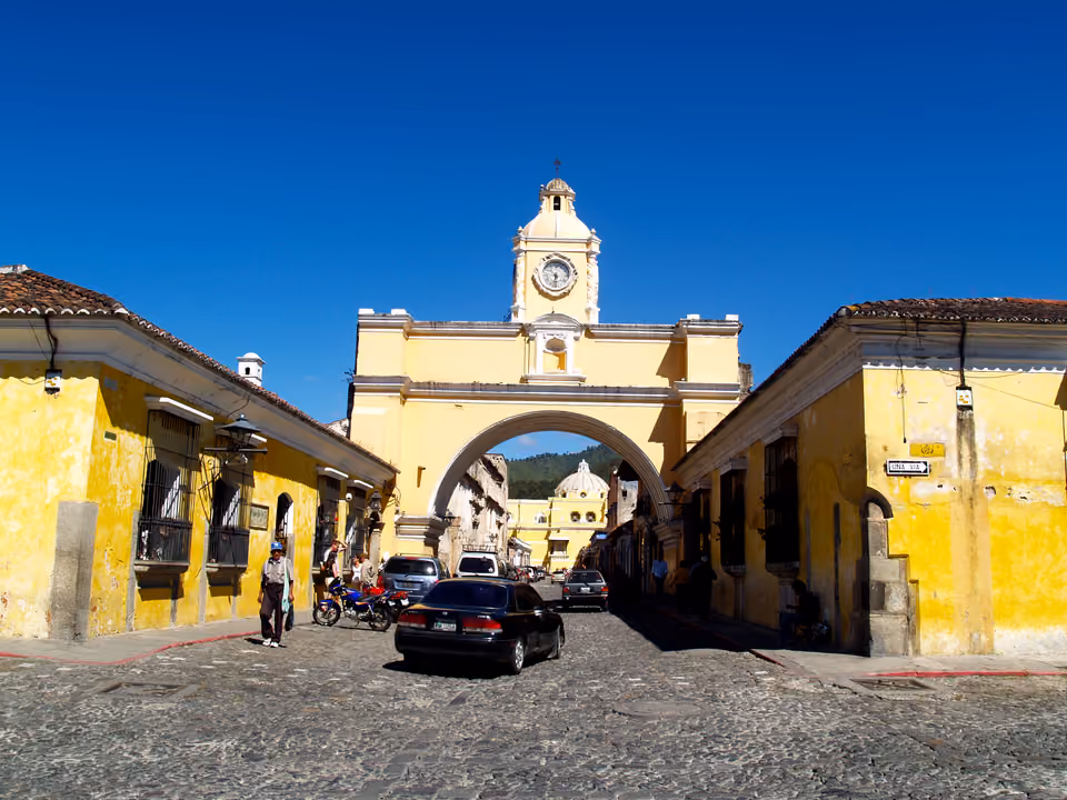 Arco de Santa Catalina, com o Vulcão de Agua ao fundo, em Antigua Guatemala