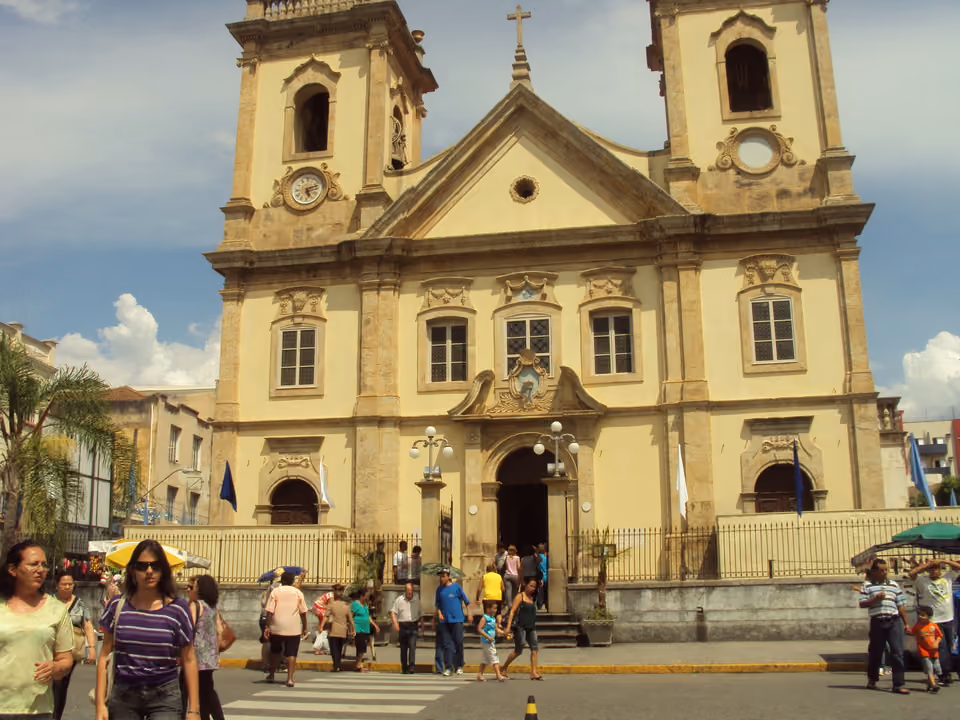 Fachada colonial amarela da Capela Histórica (Basílica Velha) de Aparecida