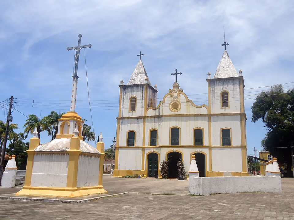 Igreja matriz colonial de Aquiraz e cruzeiro na praça principal