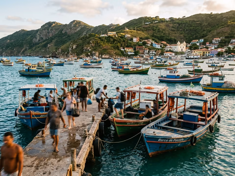 Barquinhos de madeira do barco-táxi embarcando no cais da Praia dos Anjos