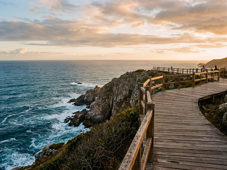 Plataforma do mirante do Pontal do Atalaia ao pôr do sol, acima das falésias e do mar aberto