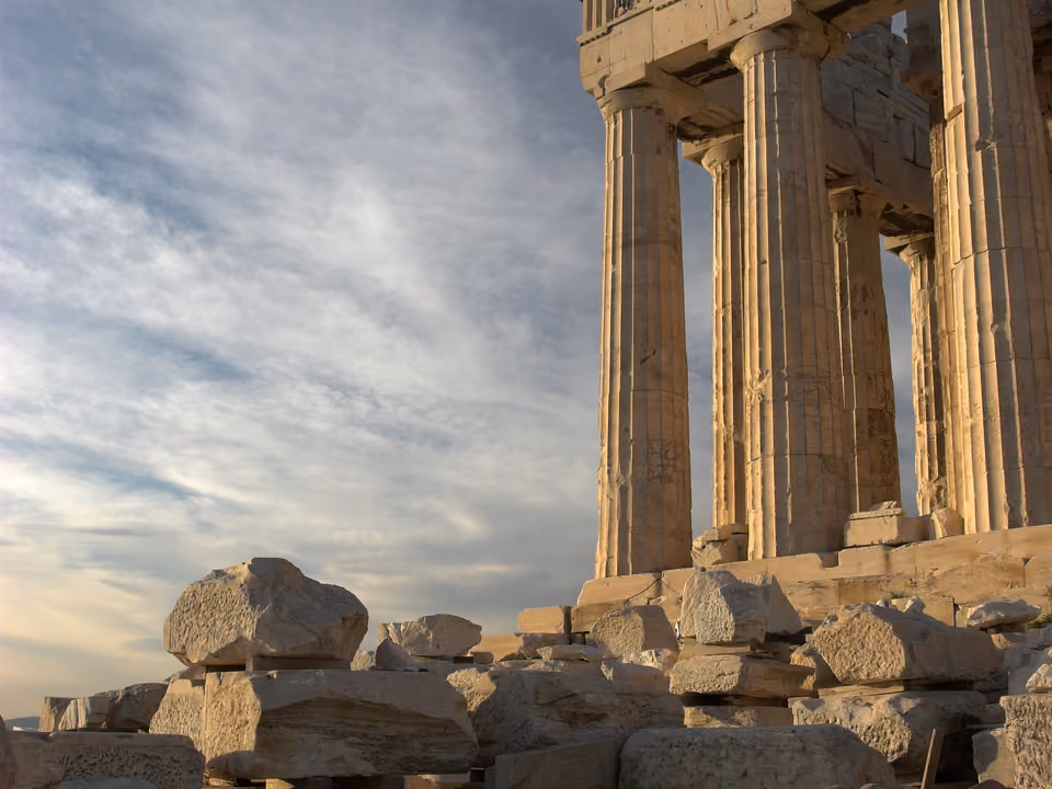 Partenon no topo da Acrópole de Atenas, o templo de mármore com colunas dóricas parcialmente preservadas