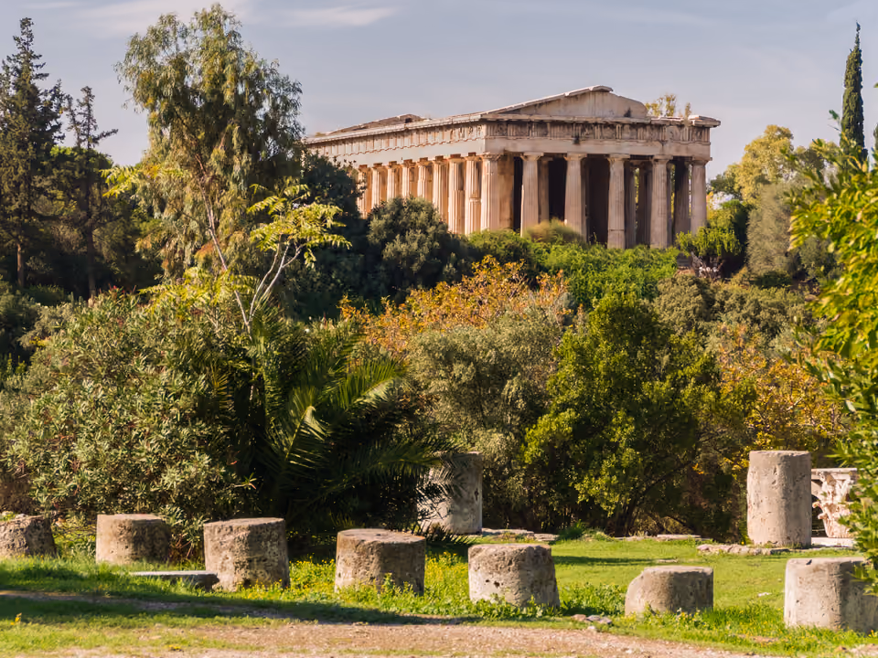 Templo de Hefesto na Ágora Antiga de Atenas, um dos templos gregos mais bem preservados, cercado por vegetação