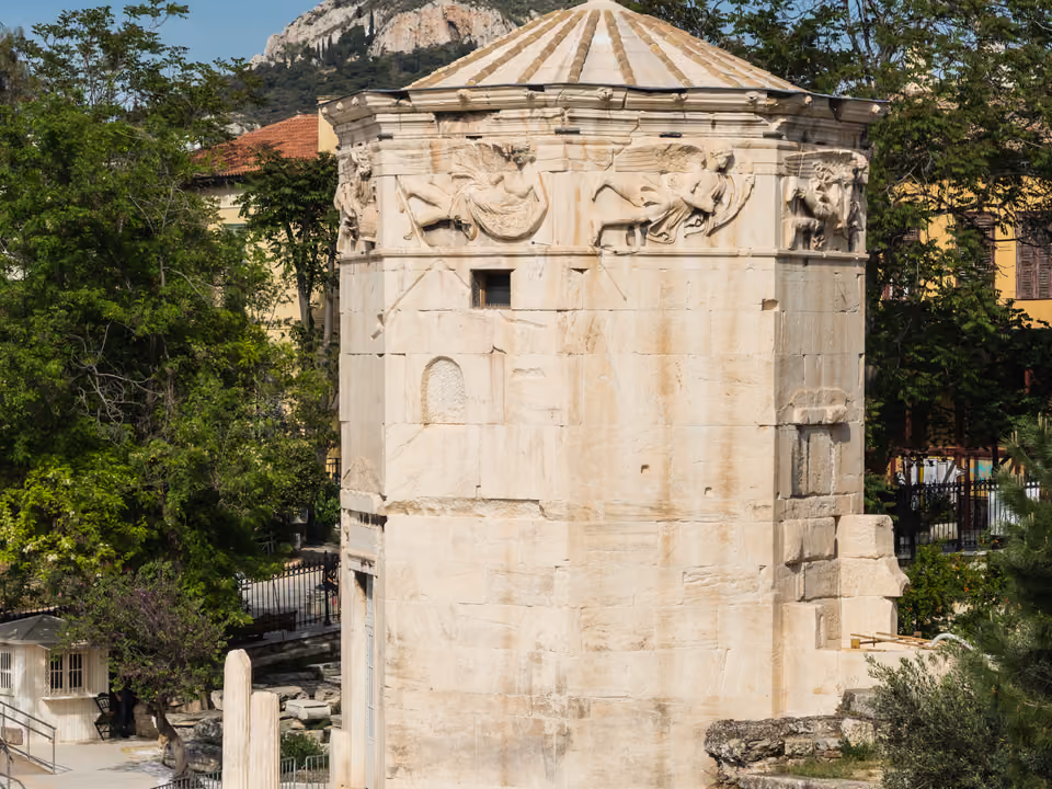 Torre dos Ventos na Ágora Romana de Atenas, a torre octogonal de mármore com relevos esculpidos representando os ventos