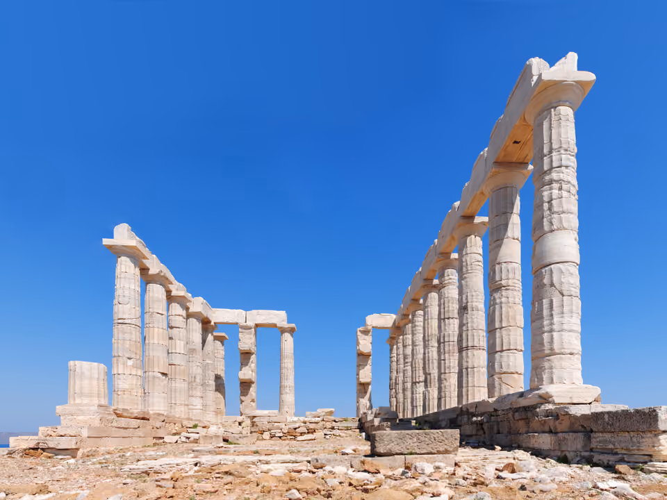 Templo de Poseidon em Cabo Sunion ao entardecer, as colunas de mármore num penhasco sobre o mar Egeu