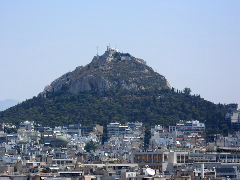 Vista do topo da Colina de Licabeto em Atenas, com a capela branca e a cidade se espalhando ao redor