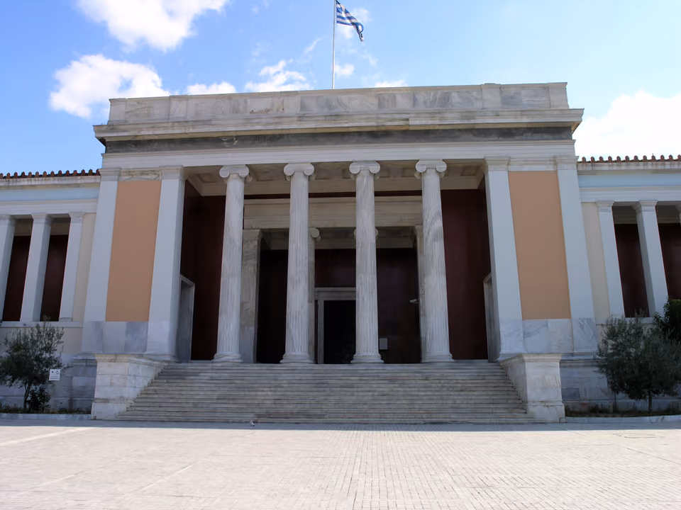 Fachada neoclássica do Museu Arqueológico Nacional de Atenas, com colunas e escadaria na entrada principal