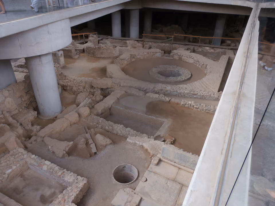 Fachada moderna de vidro do Museu da Acrópole em Atenas, aos pés da colina sagrada