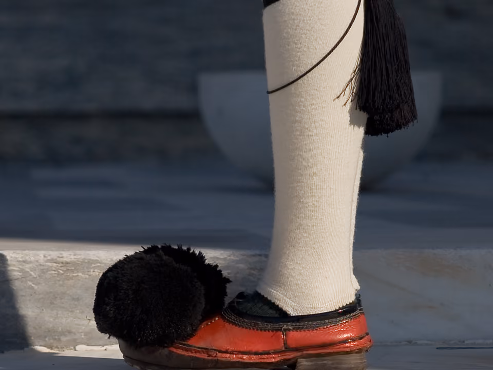 Detalhe do tsarouhi, o sapato tradicional com pompom preto usado pelos guardas evzones em Atenas