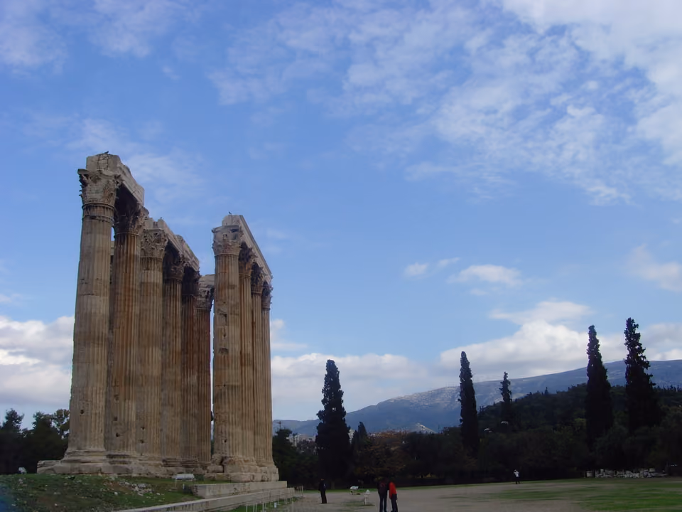 Colunas coríntias remanescentes do Templo de Zeus Olímpico em Atenas, com a Acrópole visível ao fundo