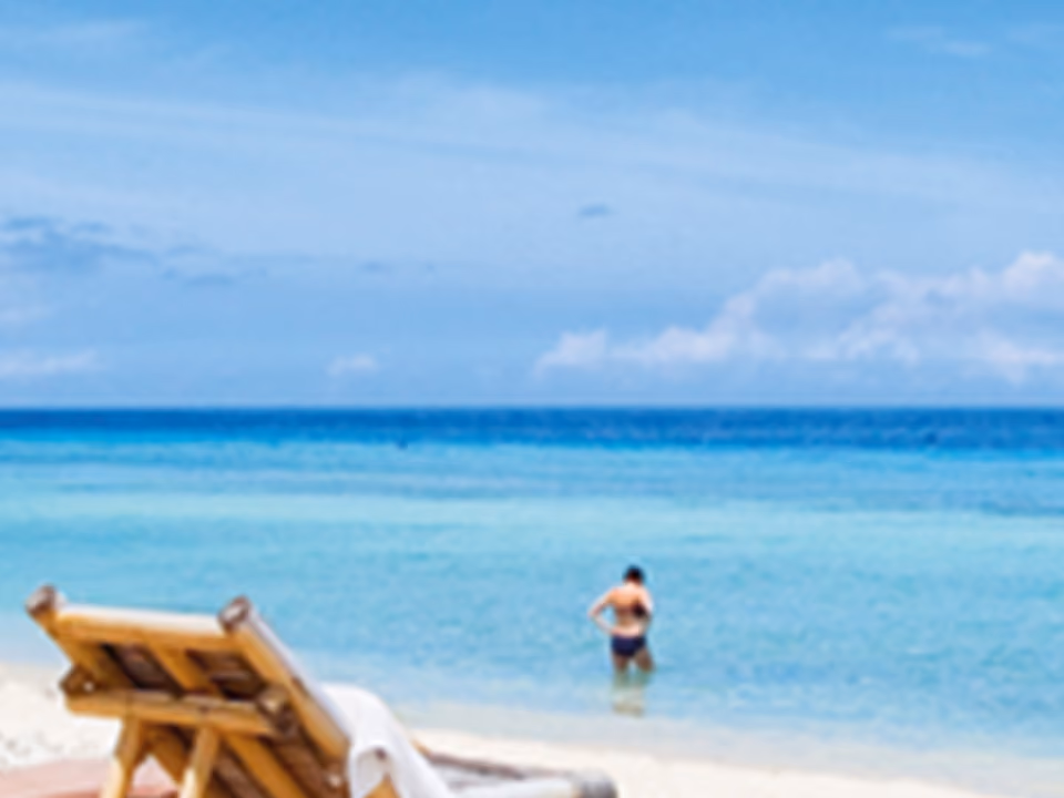 Praia de água cristalina nas Ilhas Gili, próximas de Bali, sem carro nem moto