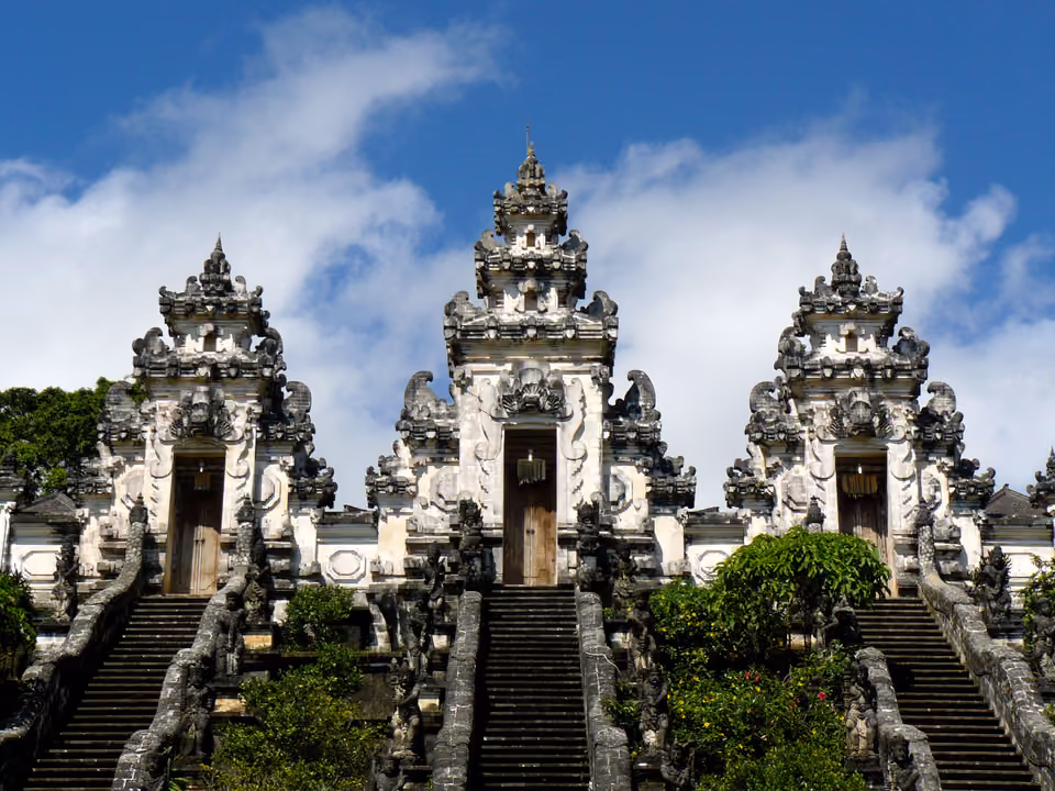 Portão de pedra do Templo de Lempuyang, em Bali, com o Monte Agung visível ao fundo