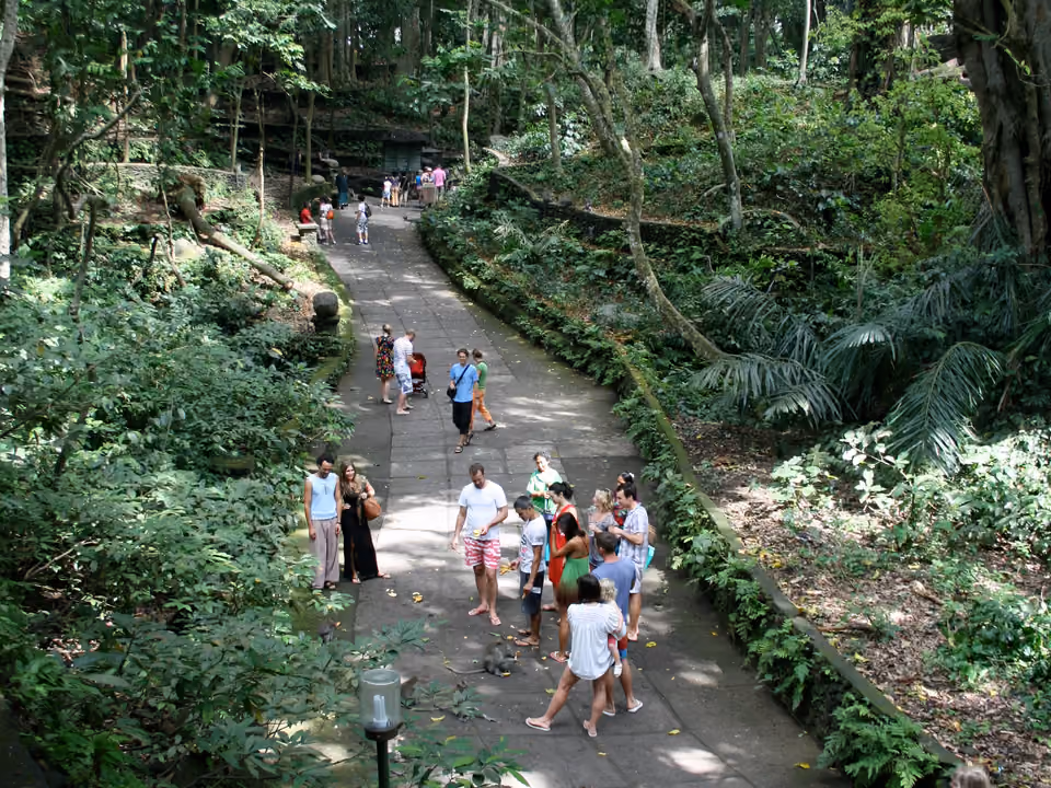 Macaco selvagem sobre uma estátua de pedra na Floresta dos Macacos de Ubud, em Bali