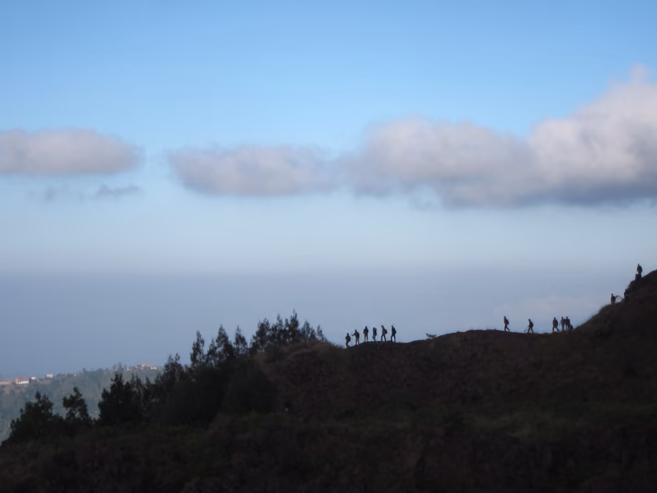 Vista do topo do Monte Batur, em Bali, ao nascer do sol, com a cratera e o lago ao fundo
