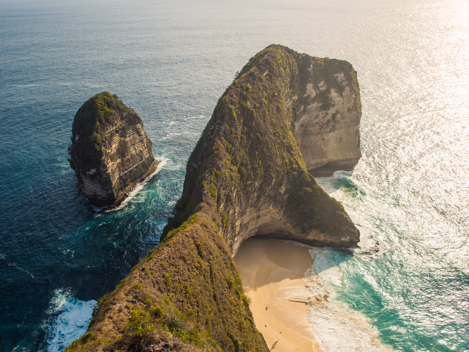 Mirante de Kelingking Beach, em Nusa Penida, com a falésia em formato de dinossauro e o mar turquesa