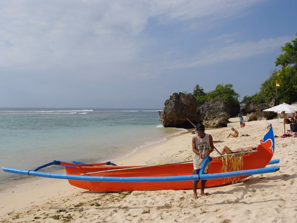 Praia de Padang Padang, em Bali, cercada de formação rochosa e acesso por escada estreita
