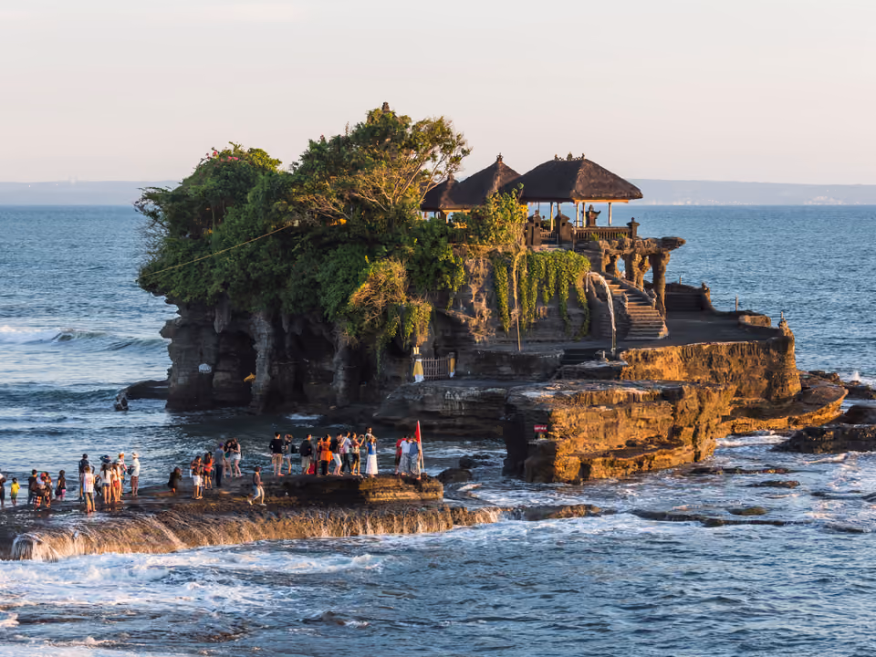 Templo de Tanah Lot sobre uma formação rochosa no mar, em Bali, ao entardecer