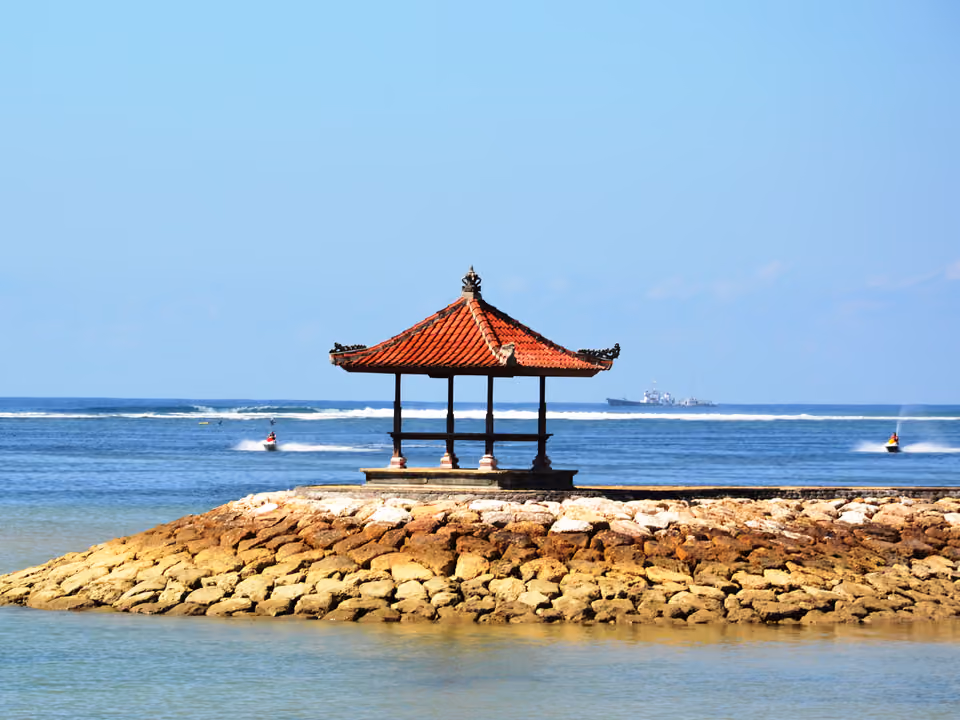 Praia de Tanjung Benoa, em Bali, com jet ski e equipamento de esporte aquático na areia