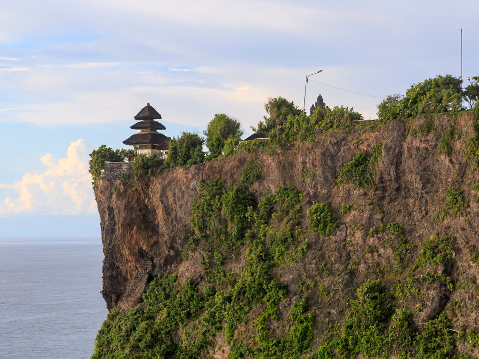 Templo de Uluwatu no alto de uma falésia à beira-mar em Bali