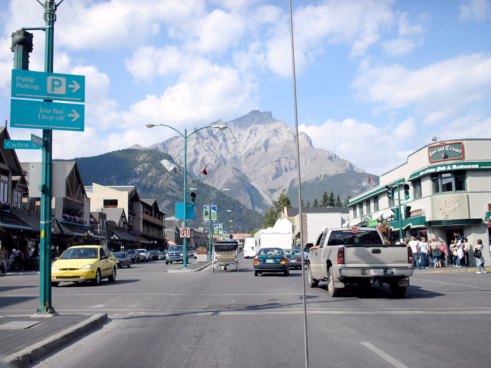 Banff Avenue, rua principal da cidade de Banff, com montanha nevada ao fundo