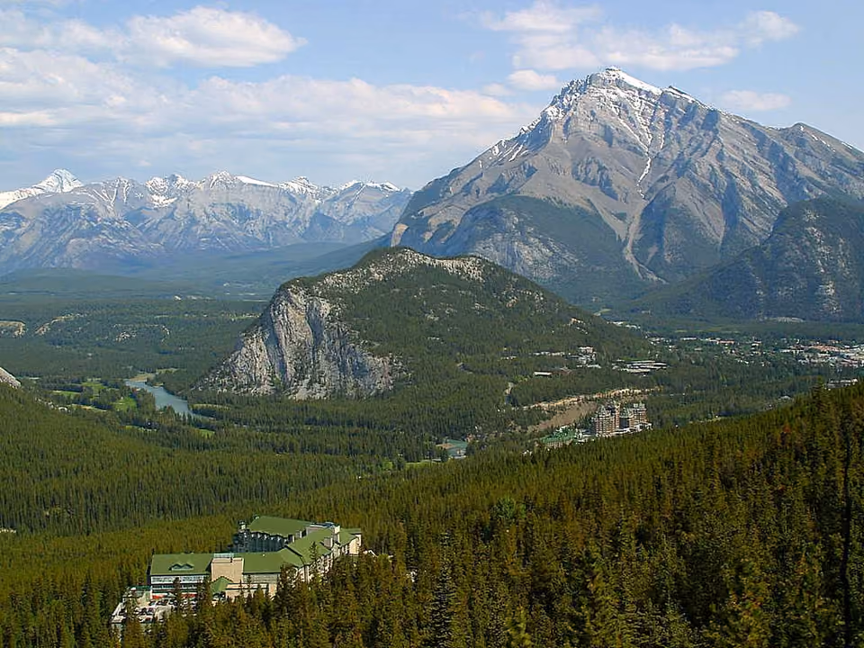 Vista do topo do Sulphur Mountain sobre a cidade de Banff e o Vale do Bow, no Banff Gondola