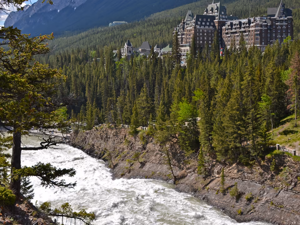 Cachoeira Bow Falls, em Banff, com o Rio Bow e o Fairmont Banff Springs ao fundo