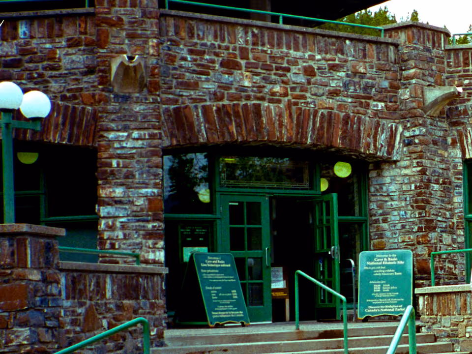 Entrada histórica de pedra do Cave and Basin National Historic Site, em Banff