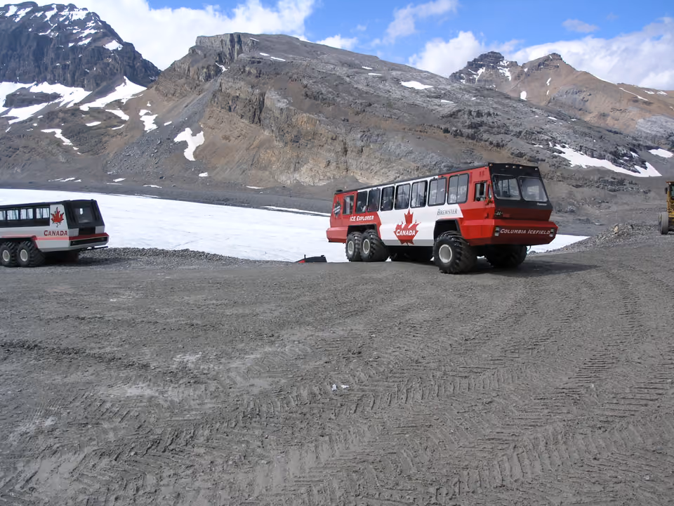 Geleira Athabasca no Columbia Icefield, em Banff, com veículo especial Ice Explorer sobre o gelo