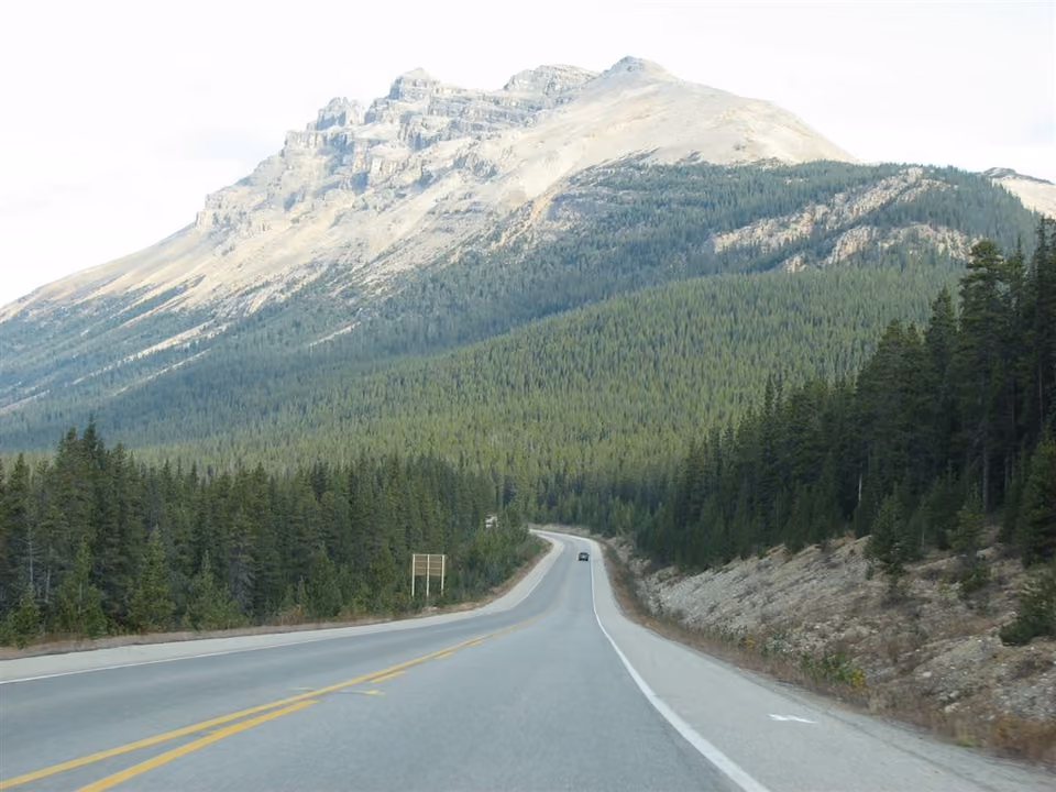 Estrada Icefields Parkway em Banff, cercada por geleiras e picos nevados das Montanhas Rochosas