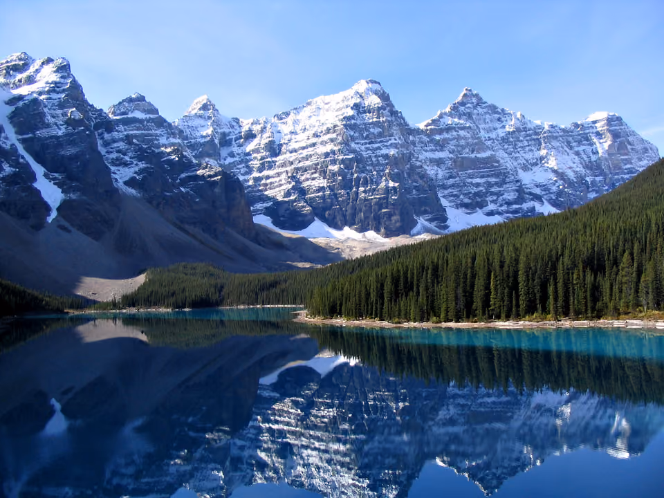 Moraine Lake, em Banff, com água azul intensa cercada pelo Valley of the Ten Peaks