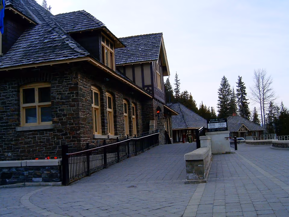Entrada histórica do prédio do Banff Upper Hot Springs, com arquitetura de pedra