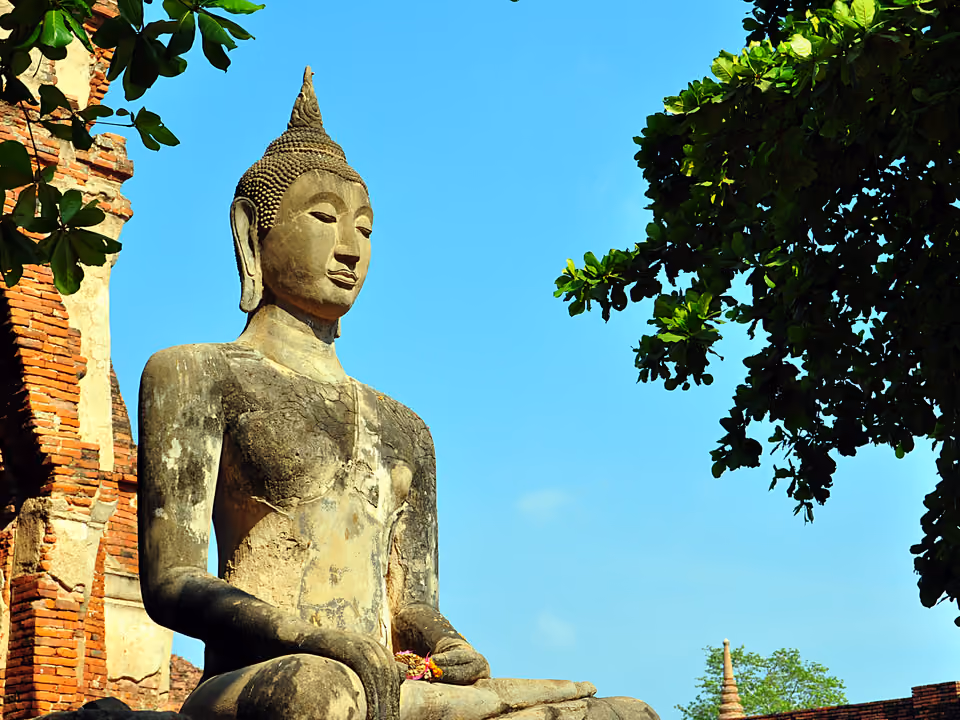 Ruínas de templo antigo em Ayutthaya, perto de Bangkok, com estátuas de Buda em pedra