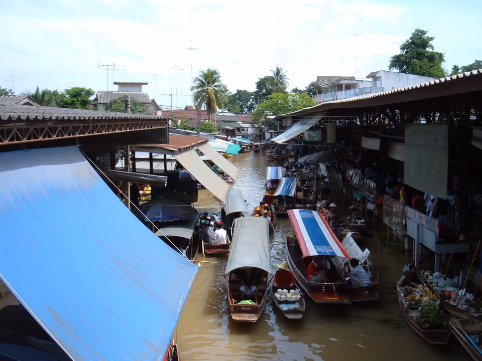 Barcos coloridos carregados de fruta e comida no mercado flutuante de Damnoen Saduak, perto de Bangkok