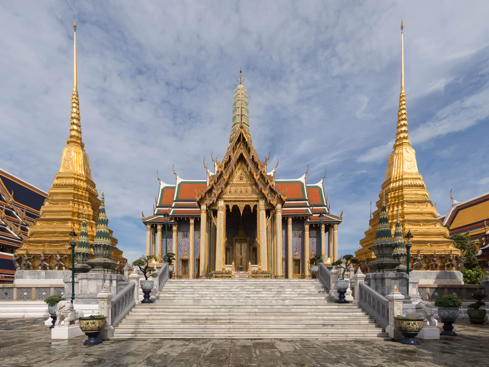 Telhados dourados e coloridos do Grande Palácio de Bangkok, com decoração ornamentada