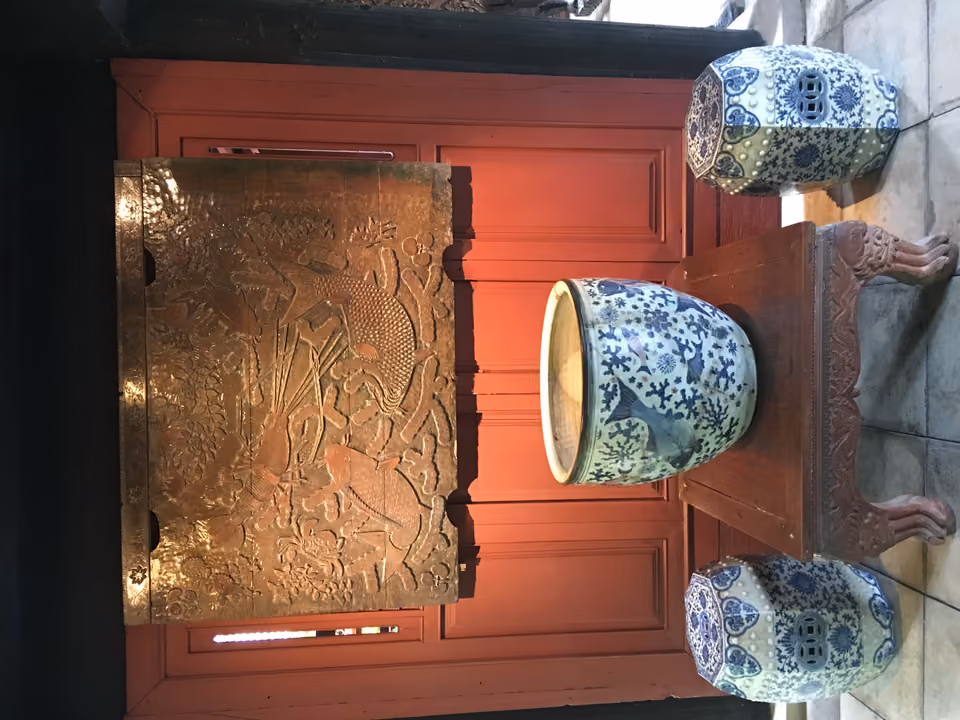 Vasos de porcelana azul e branca e painel dourado entalhado na coleção de arte asiática do Jim Thompson House, em Bangkok