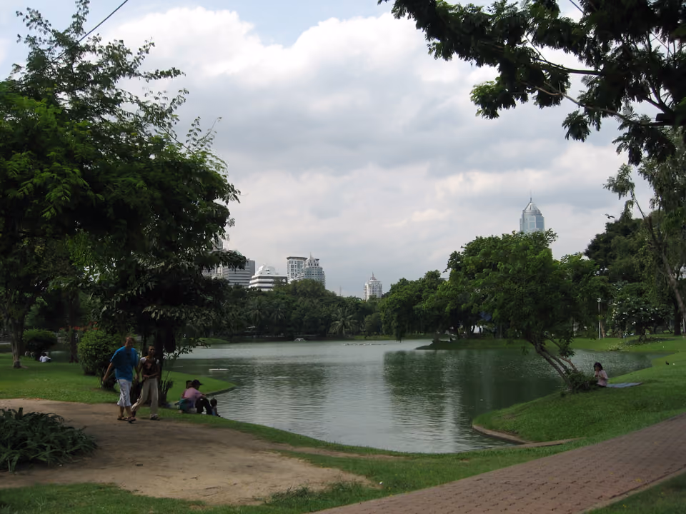 Lago do Lumphini Park, em Bangkok, com os arranha-céus da cidade ao fundo