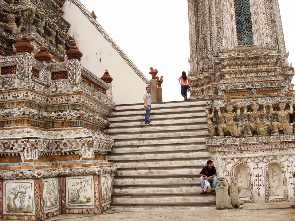 Detalhe do mosaico de porcelana colorida na base da torre principal do Wat Arun, em Bangkok