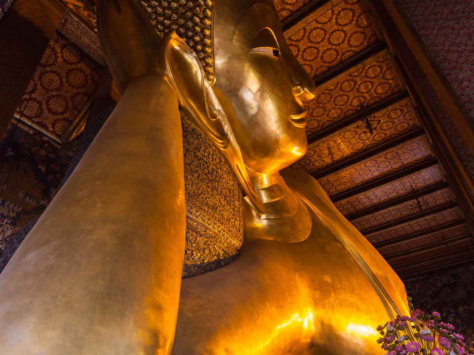 Estátua dourada do Buda reclinado no Templo Wat Pho, em Bangkok
